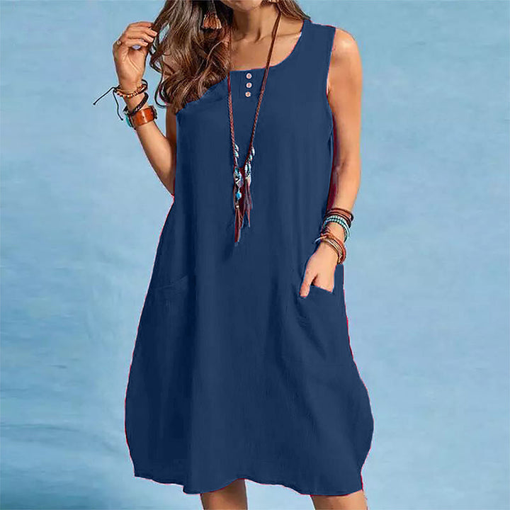 Donna indossa abito estivo senza maniche in cotone lino, ideale per il comfort naturale e lo stile casual.