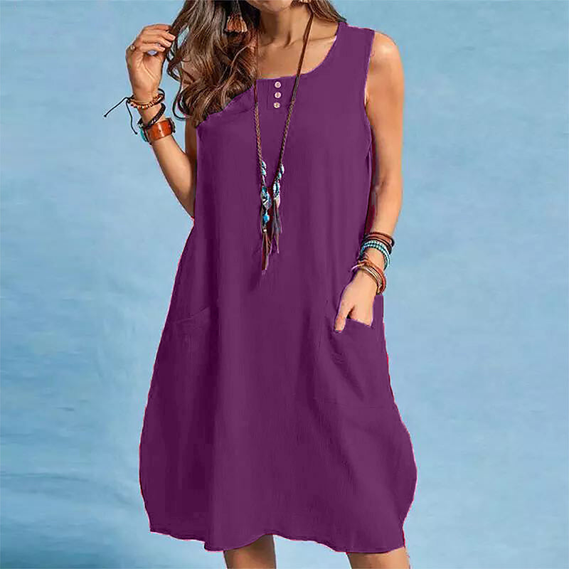 Dettaglio scollo abito donna estivo senza maniche in cotone lino. Stile naturale, comfort per l'estate.