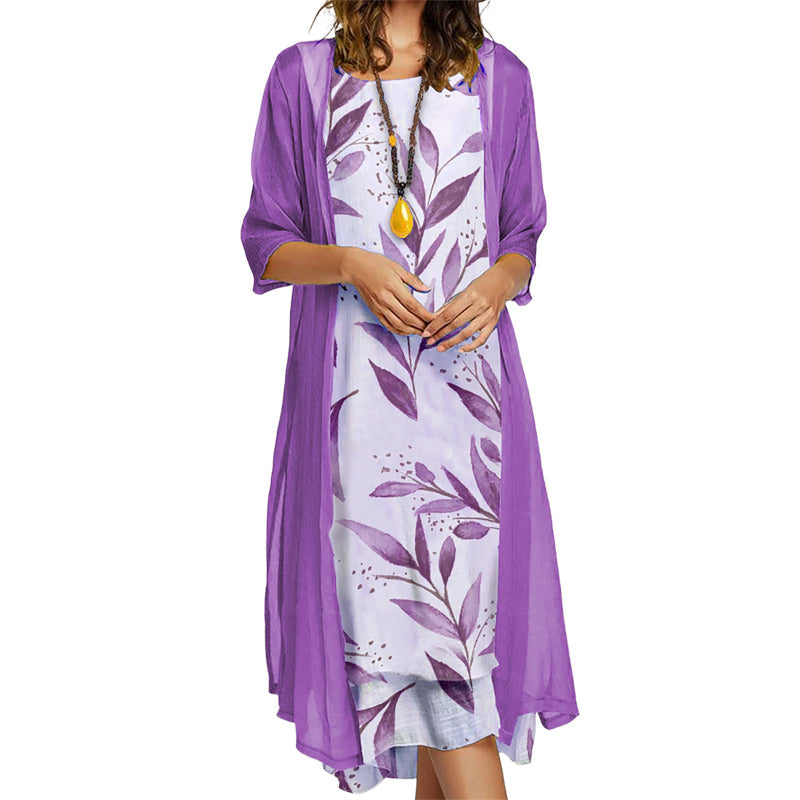 Giacca leggera da donna, abbinata all'abito floreale midi. Aggiunge un tocco elegante all'outfit completo.
