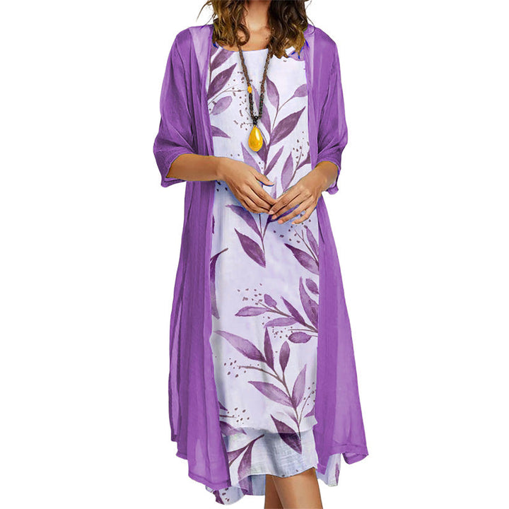 Giacca leggera da donna, abbinata all'abito floreale midi. Aggiunge un tocco elegante all'outfit completo.