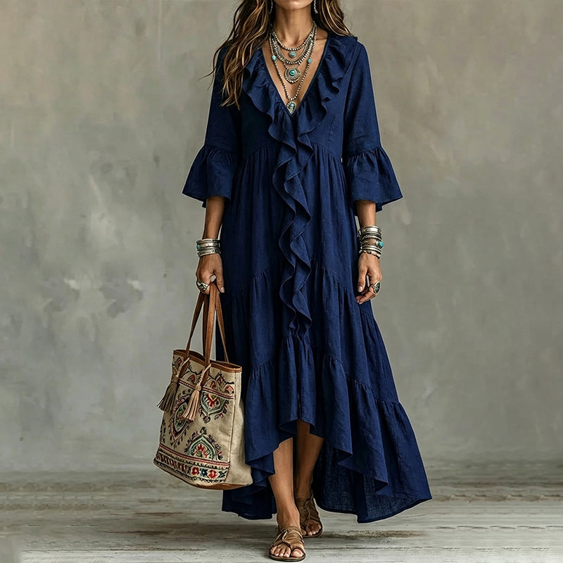 Dettaglio scollo a V e volant sull'abito midi bohemien, stile elegante e femminile per donna.