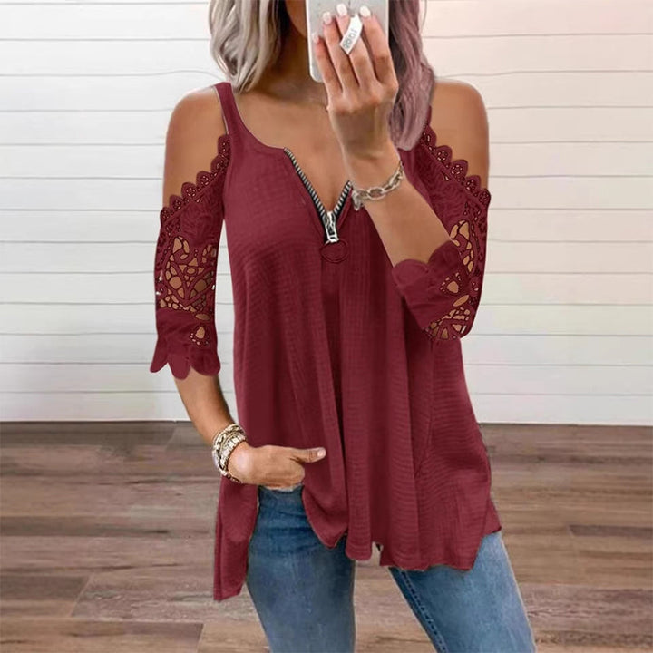 Moda donna: top con zip frontale e raffinati dettagli in pizzo, un capo must-have per ogni occasione.