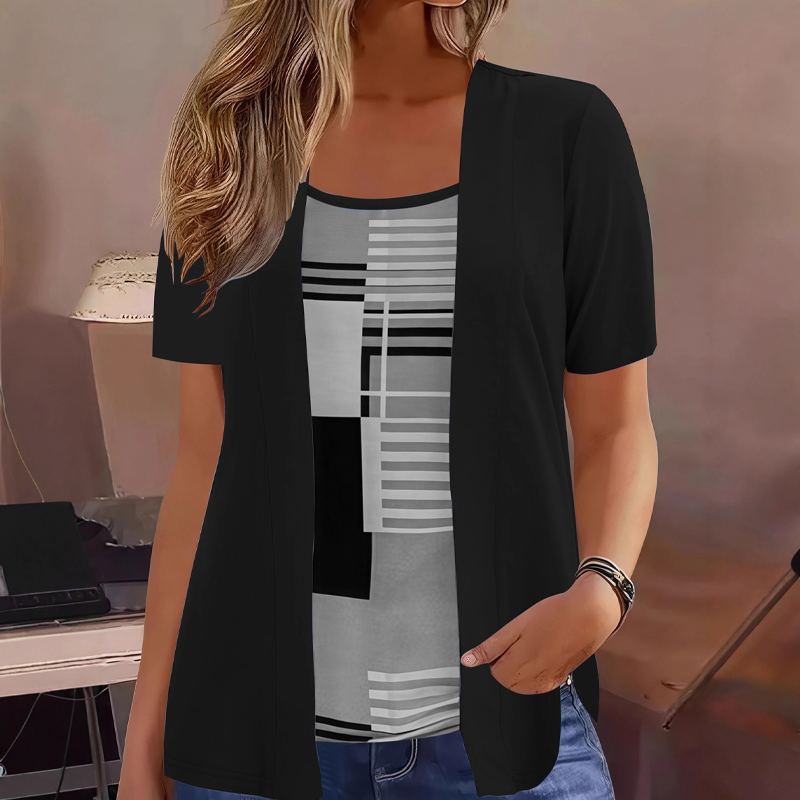 T-shirt donna con stampa geometrica e maniche corte, vestibilità comoda, per un look moderno e casual chic.