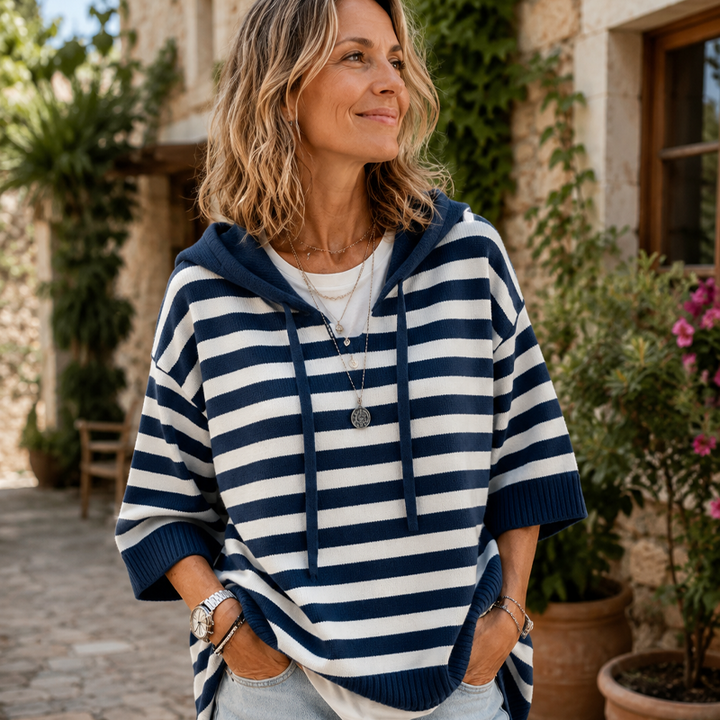 Felpa donna a righe sottili, con cappuccio e vestibilità casual, perfetta per un look autunnale chic.