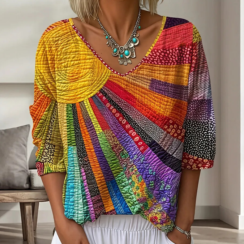 Blusa donna patchwork retrò con scollo a V e maniche tre quarti. Look casual chic per moda femminile.