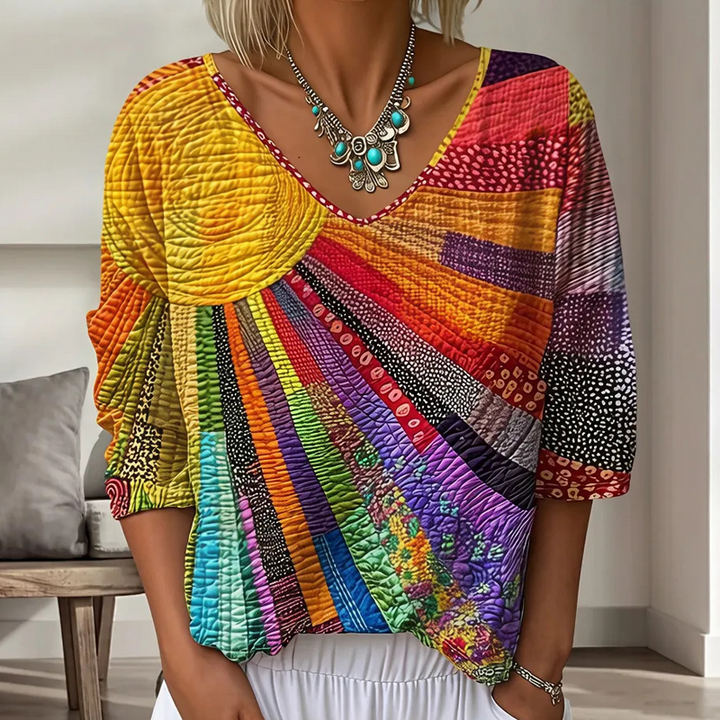Blusa donna patchwork retrò con scollo a V e maniche tre quarti. Look casual chic per moda femminile.