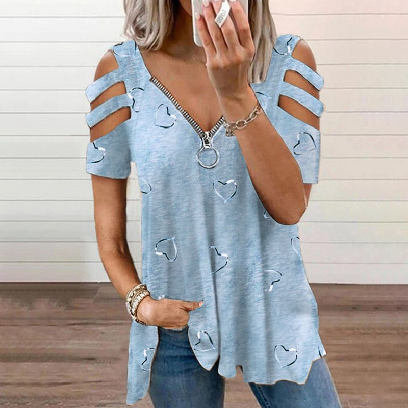 T-shirt donna con spalle scoperte, zip decorativa e cuori stampati. Outfit estivo chic e comodo per la primavera.