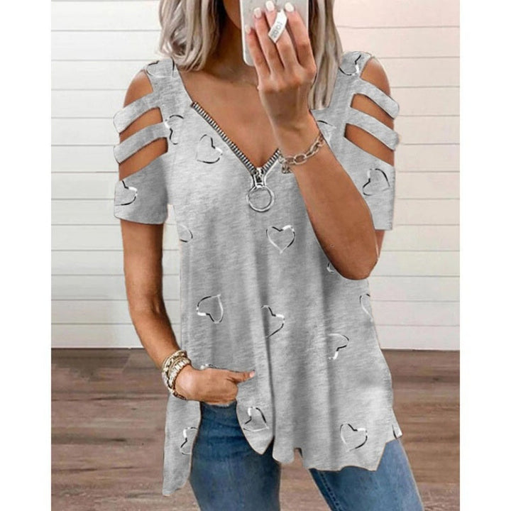 T-shirt donna a maniche corte, vestibilità ampia, con originali spalle scoperte e stampa cuori. Dettaglio zip.