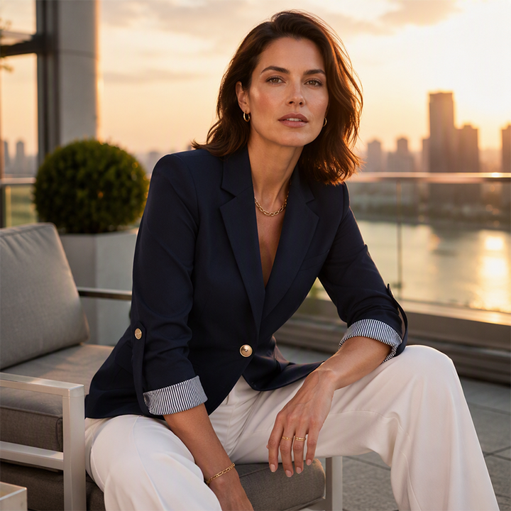 Blazer femminile, leggero e chic. Indispensabile per creare look moderni e sofisticati per ogni occasione.