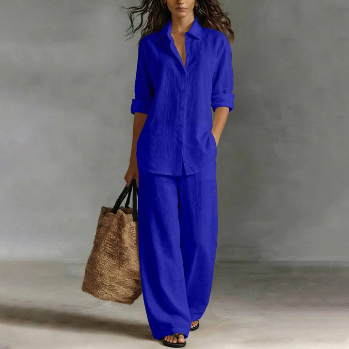 Donna con completo elegante: camicia morbida e pantaloni fluidi, ideali per un outfit sofisticato.