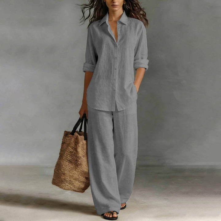 Camicia fluida bottonata da donna, abbinata a pantaloni ampi eleganti. Perfetto per un look chic.
