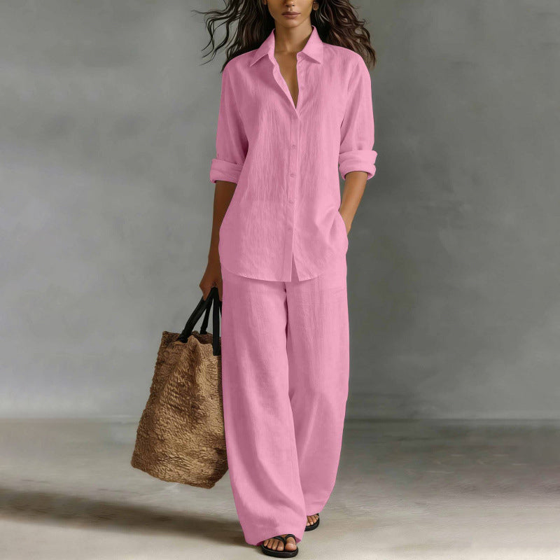 Moda donna: completo casual chic con camicia oversize e pantaloni fluidi per un look versatile.