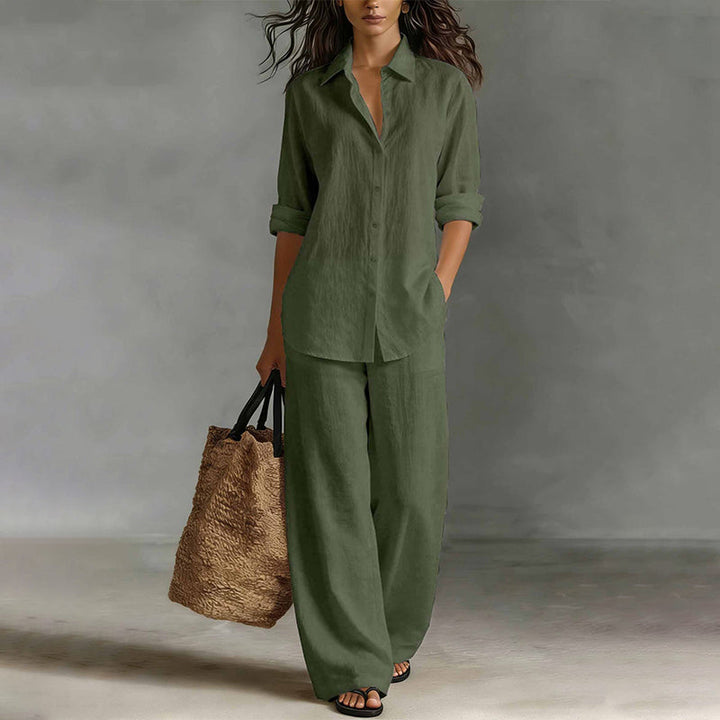 Completo due pezzi femminile, camicia con bottoni e pantaloni a palazzo, perfetto per ogni occasione.