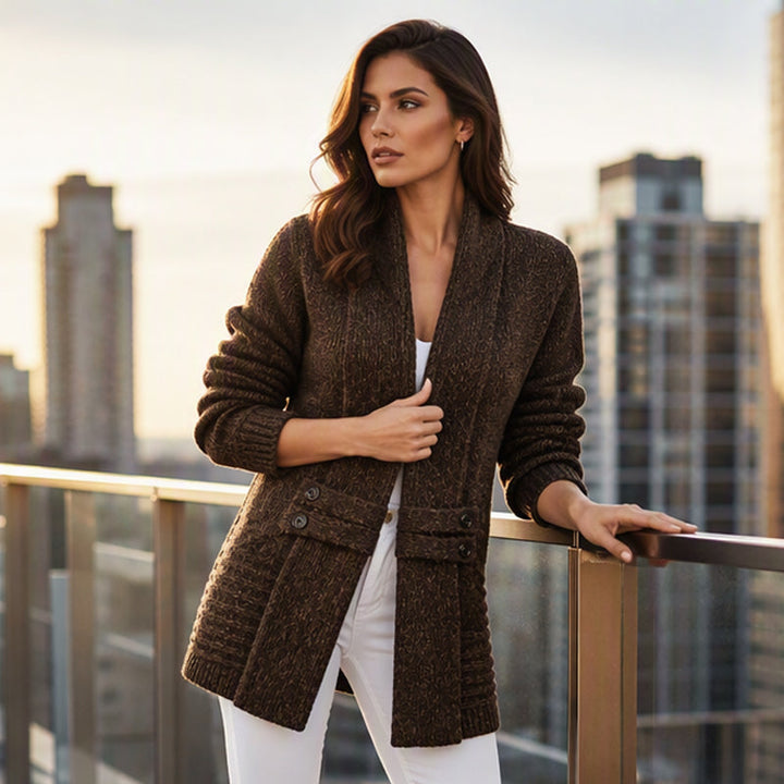Cardigan donna incrociato, must-have per moda autunno/inverno. Eleganza casual chic, comfort per ogni occasione.