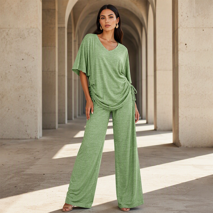 Moda casual donna: completo fluido con top regolabile e pantaloni larghi. Versatile e comodo per ogni occasione.