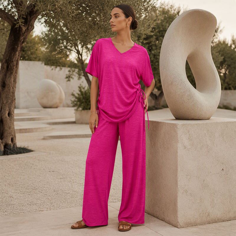 Elegante completo donna fluido due pezzi con top regolabile e pantaloni larghi. Adatto a look estivi versatili.