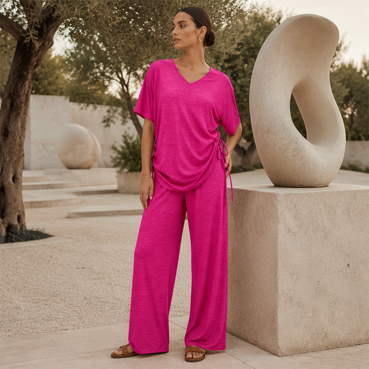 Elegante completo donna fluido due pezzi con top regolabile e pantaloni larghi. Adatto a look estivi versatili.