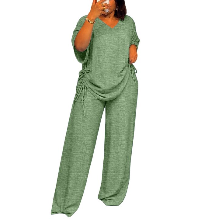 Completo donna estivo con top regolabile fluido e pantaloni larghi. Look due pezzi elegante e comodo.