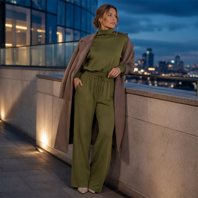 Maglia donna collo alto e pantaloni larghi coordinati, per un completo comodo, elegante e alla moda.