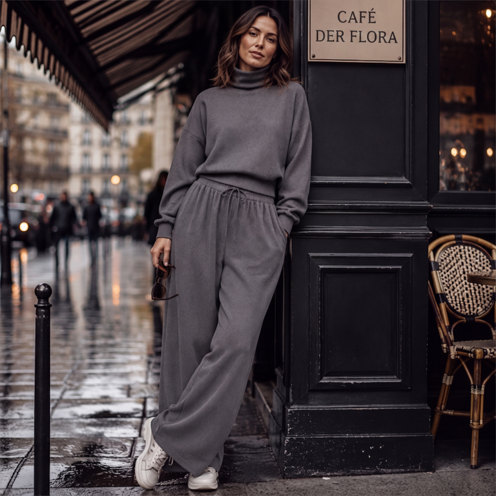 Completo donna elegante con collo alto e pantaloni a palazzo, l'outfit perfetto per distinguersi con classe.