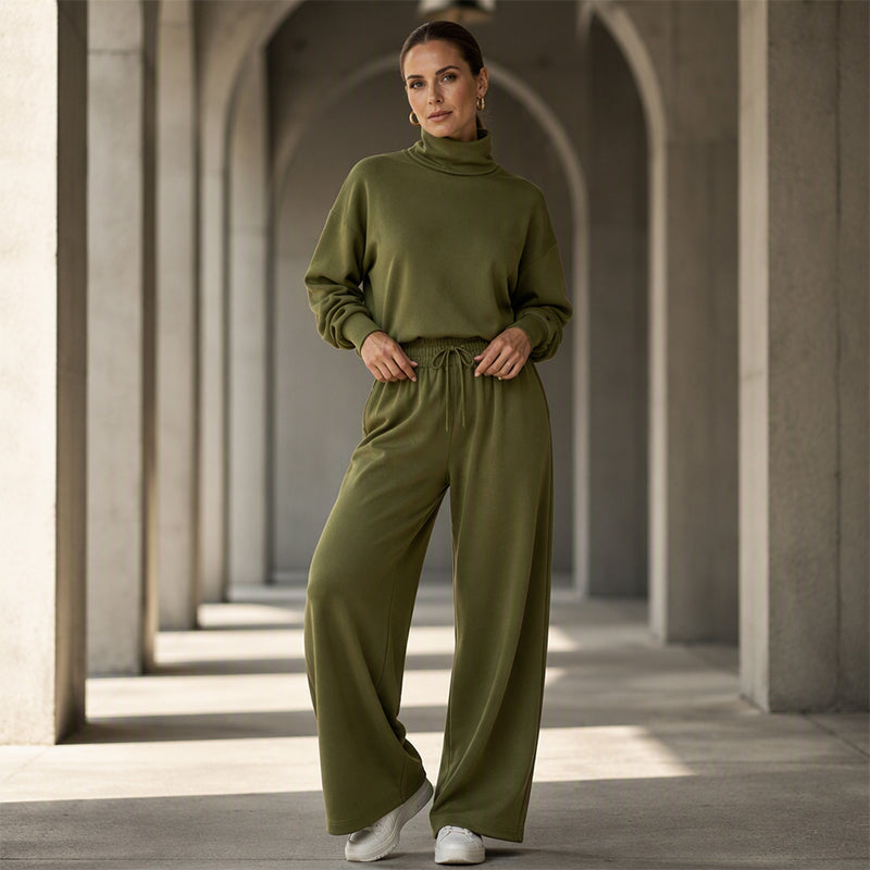 Set due pezzi da donna: collo alto e pantaloni larghi, sinonimo di comfort senza rinunciare allo stile.