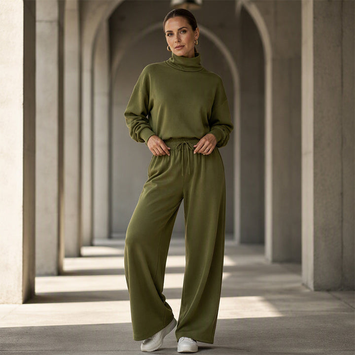 Set due pezzi da donna: collo alto e pantaloni larghi, sinonimo di comfort senza rinunciare allo stile.