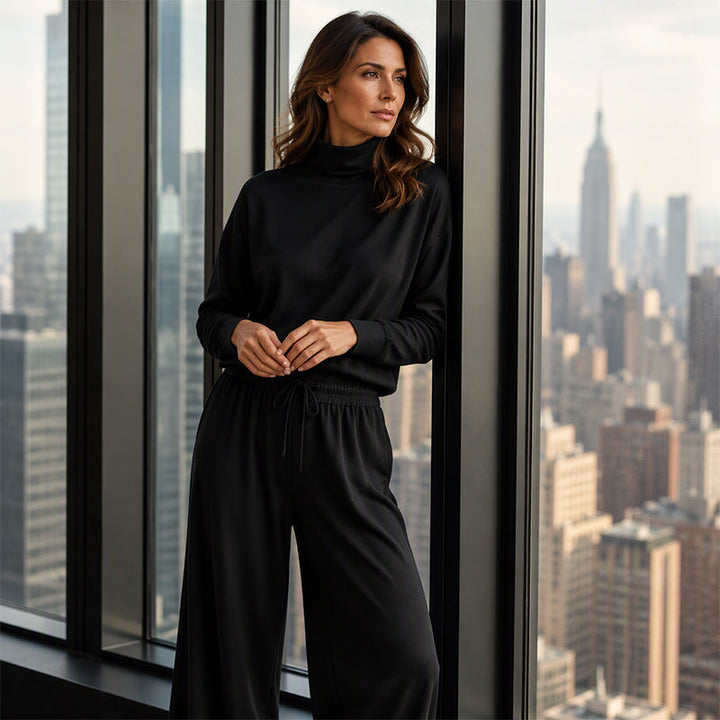 Completo donna chic per giorno e sera, con top collo alto e pantaloni ampi, versatile e moderno.