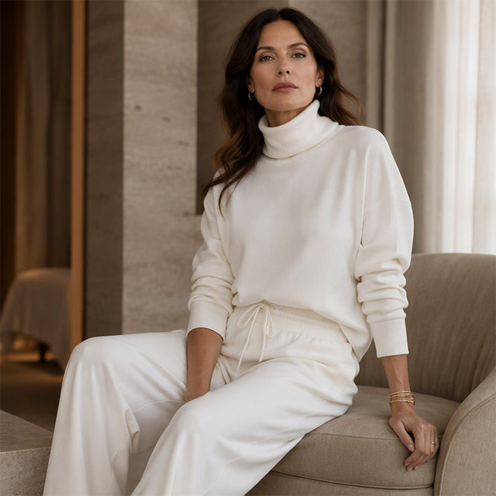 Completo donna contemporaneo: maglia collo alto e pantaloni larghi, per un look sofisticato e di tendenza.
