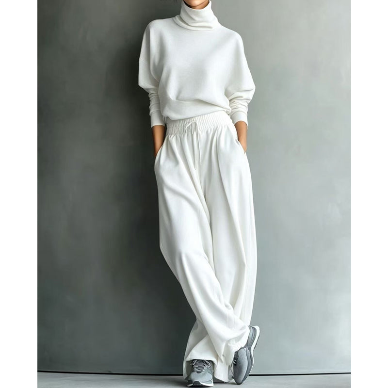 Look donna minimal chic: completo due pezzi con collo alto aderente e pantaloni fluidi, per stile impeccabile.