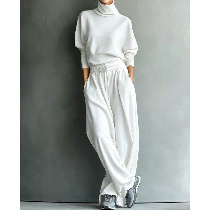 Look donna minimal chic: completo due pezzi con collo alto aderente e pantaloni fluidi, per stile impeccabile.
