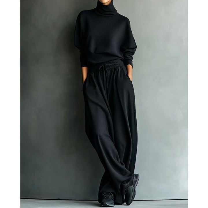 Outfit donna moderno con top collo alto e pantaloni larghi, perfetto per occasioni eleganti o look relax.