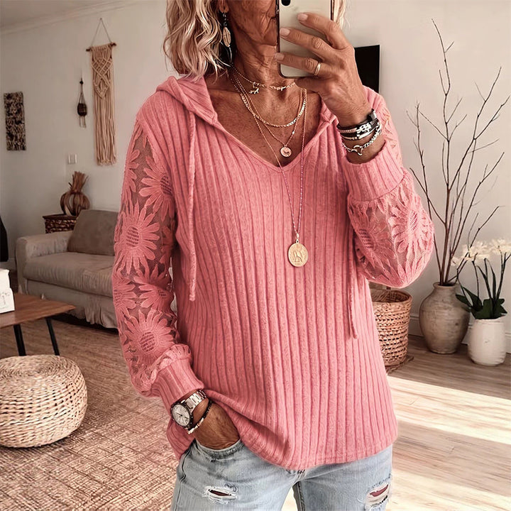 Dettagli in pizzo floreale per questo top da donna con cappuccio e maniche lunghe, scollo a V, vestibilità comoda.
