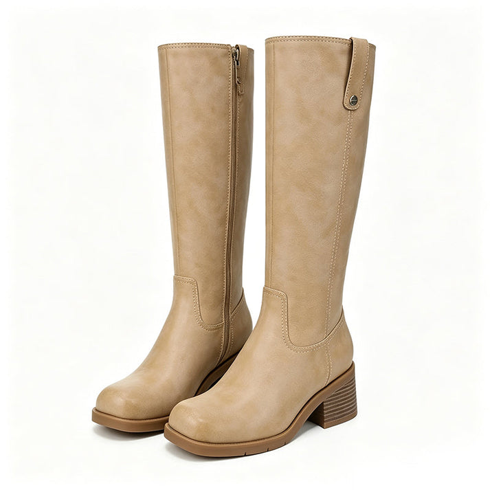Stivali lunghi donna marroni con tacco a zeppa, calzature comode e alla moda per l'inverno. Stile casual/elegante.