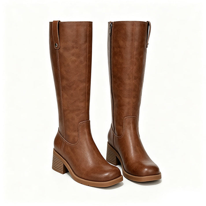 Eleganti stivali donna al ginocchio con comodo tacco a zeppa, perfetti per look casual o chic in autunno/inverno.
