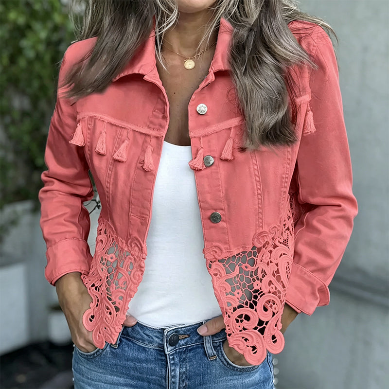 Giacca donna rossa elegante con pizzo e bottoni. Ideale per outfit casual chic e mezza stagione. Moda femminile.