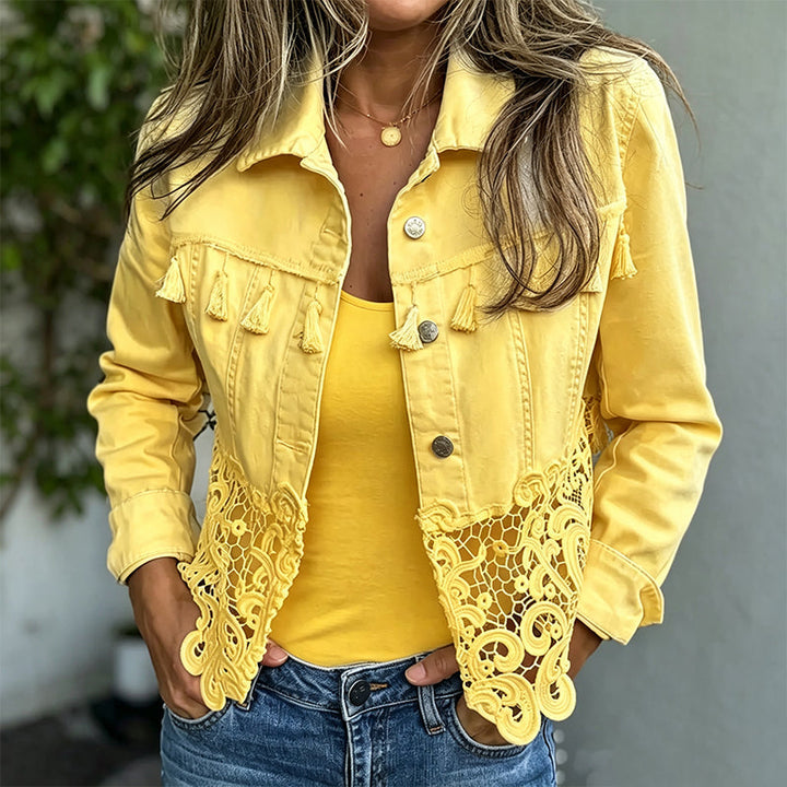 Giacca donna con pizzo delicato e bottoni frontali, stile elegante. Ottima per look mezza stagione e abbigliamento femminile.