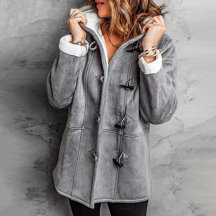 Elegante cappotto invernale da donna rosa con cappuccio, morbido e caldo, perfetto per il freddo invernale.