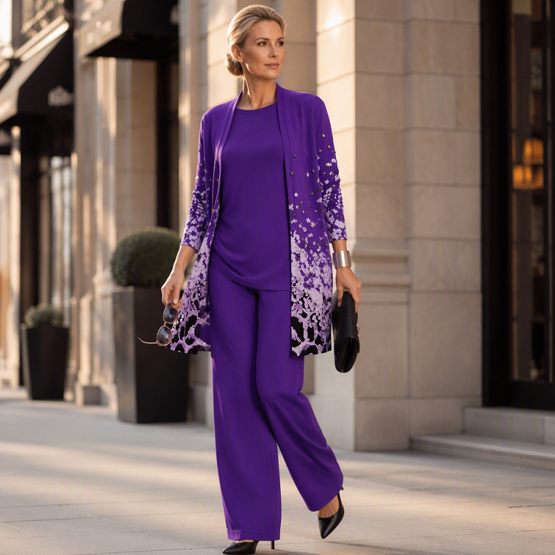 Completo donna 3 pezzi: cardigan lungo fantasia, top maniche corte, pantaloni fluidi a vita alta. Outfit comodo.