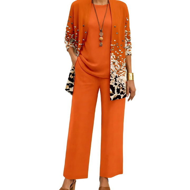 Outfit estivo donna elegante con cardigan stampato, top e pantaloni ampi e fluidi. Stile casual chic versatile.