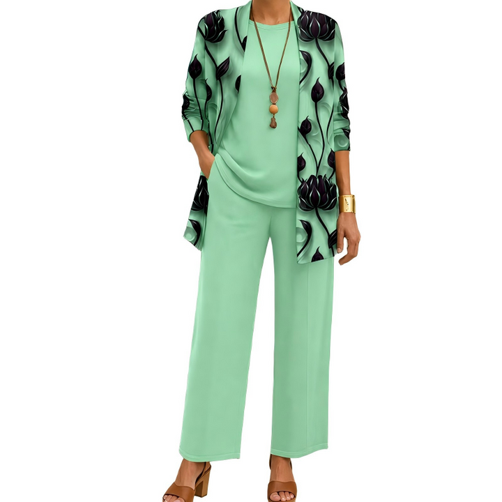 Completo elegante donna con cardigan lungo a fantasia, top tinta unita e pantaloni fluidi. Look coordinato.