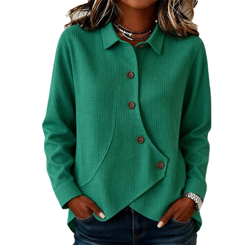 Top waffle da donna con scollo a bottoni e orlo asimmetrico, ideale per un look casual confortevole.