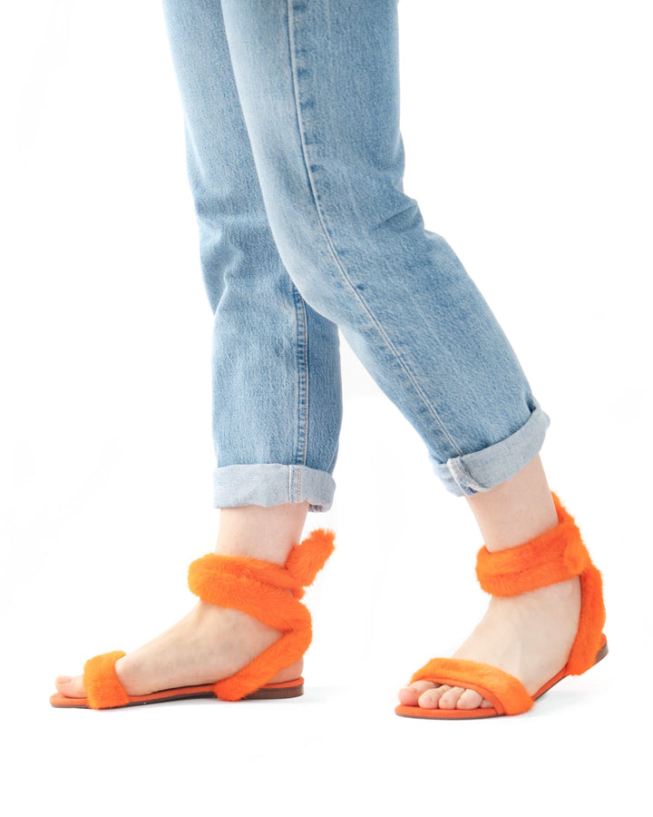Modelli di sandali donna arancioni con lacci, essenziali per look estivi eleganti e comodi.