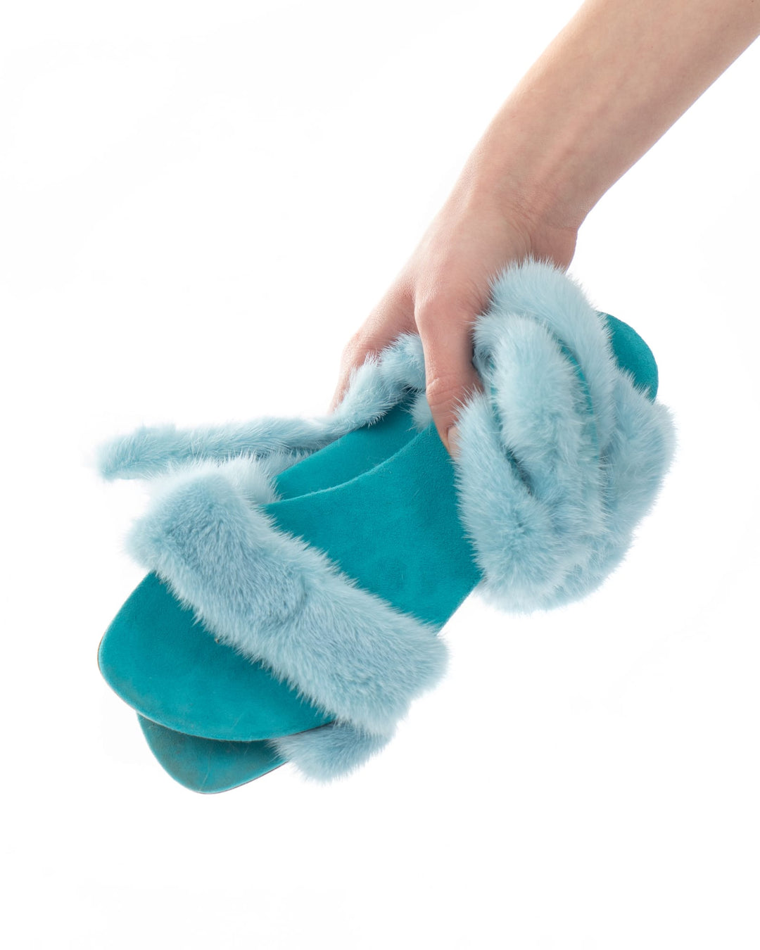 Comodi sandali azzurri da donna, con design elegante e laccetti, perfetti per lunghe passeggiate estive.
