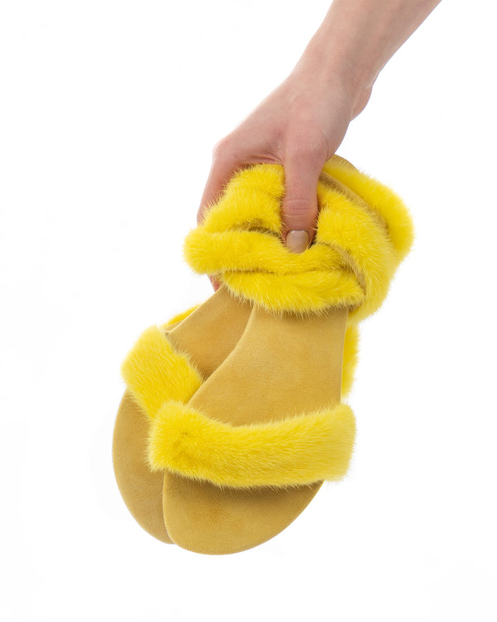 Sandali gialli da donna con soletta in memory foam, garantiscono comfort estivo. Design moda con lacci.