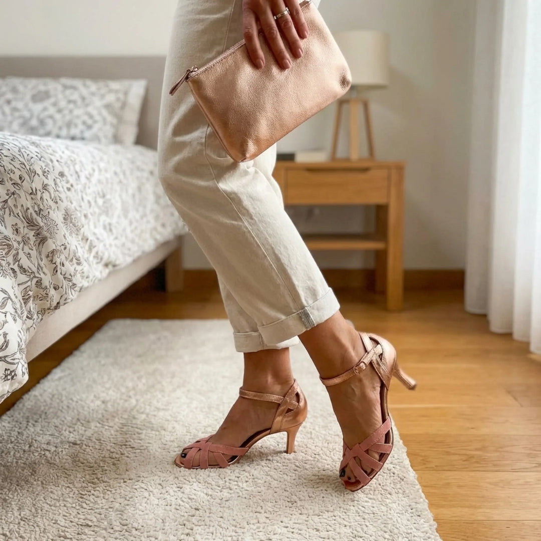 Eleganti sandali donna neri con tacco vintage e cinturino regolabile, ideali per la moda estiva.