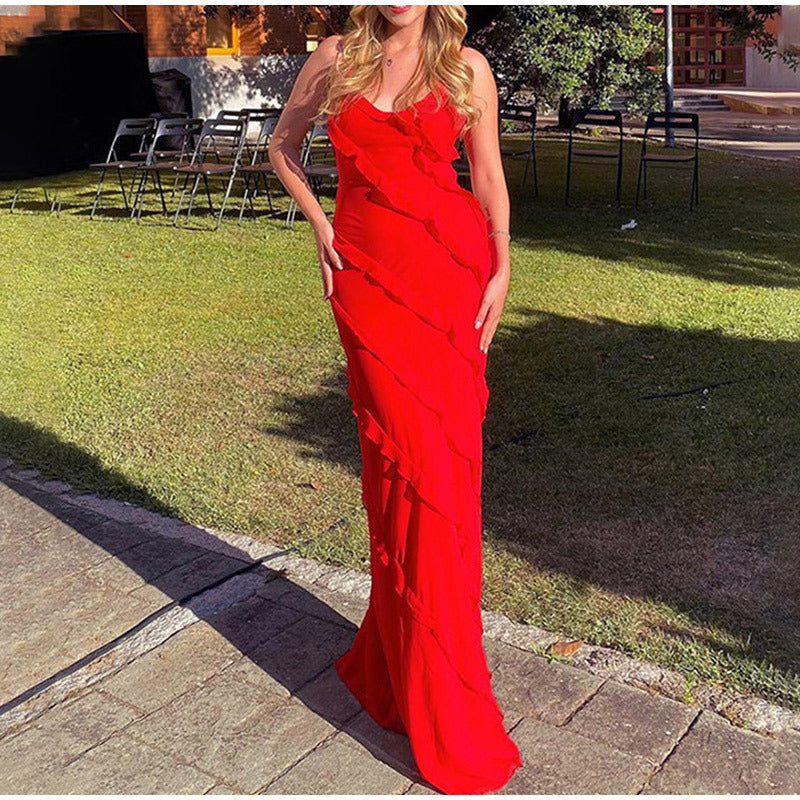 Elegante vestito lungo nero da donna con balze, scollo a V e spalline regolabili per serate di gala.