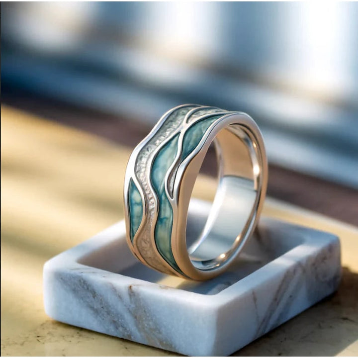 Anello donna elegante in argento 925 con onda turchese e dettagli dorati. Design raffinato per ogni occasione.