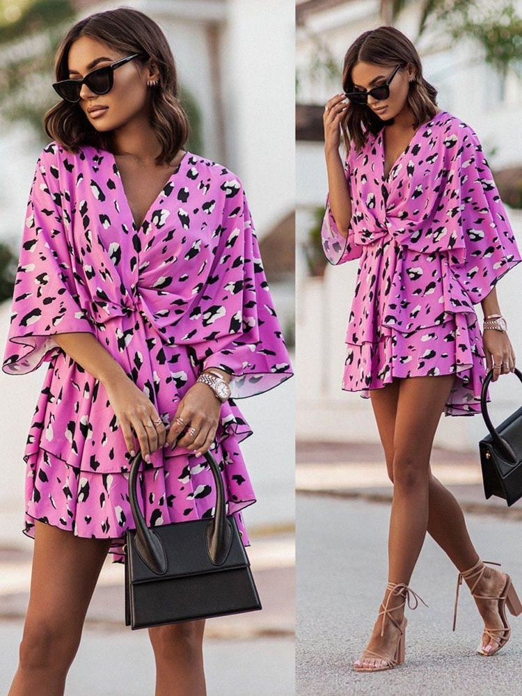 Moda estiva per donne: abito scollo a V e linea fluida, comodo e chic, anche in taglie grandi.