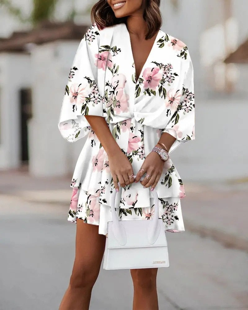Vestito donna colorato e fluido, scollo a V, ideale per un outfit estivo sia casual che elegante.