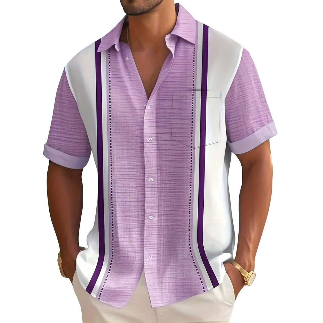 Camicia uomo estiva a maniche corte, texture leggera a righe verticali, ideale per un abbigliamento resort confortevole.